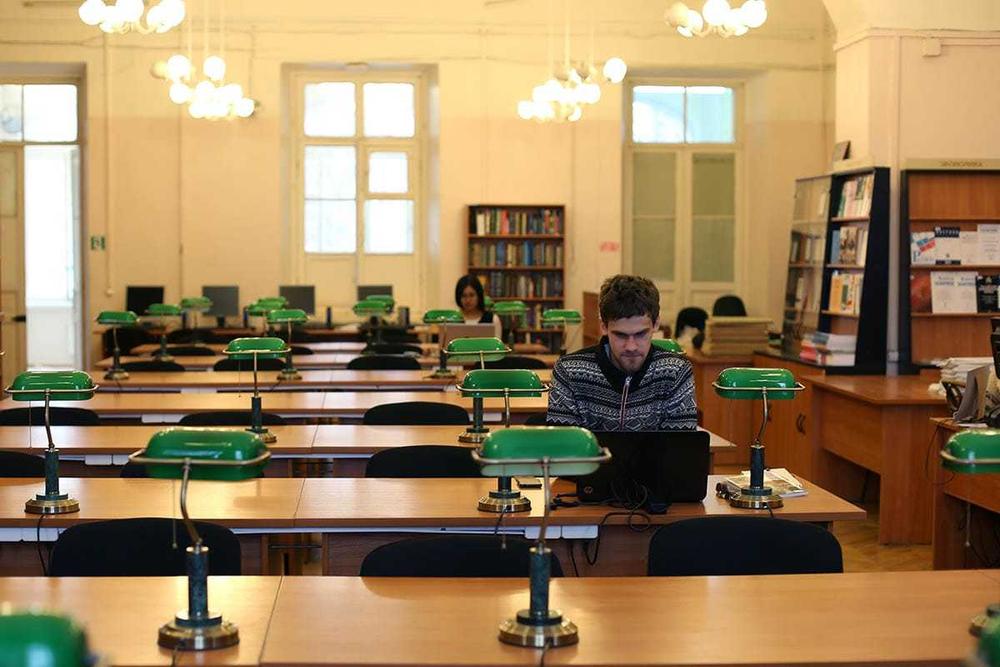 圣彼得堡国立大学安静的图书馆.jpg