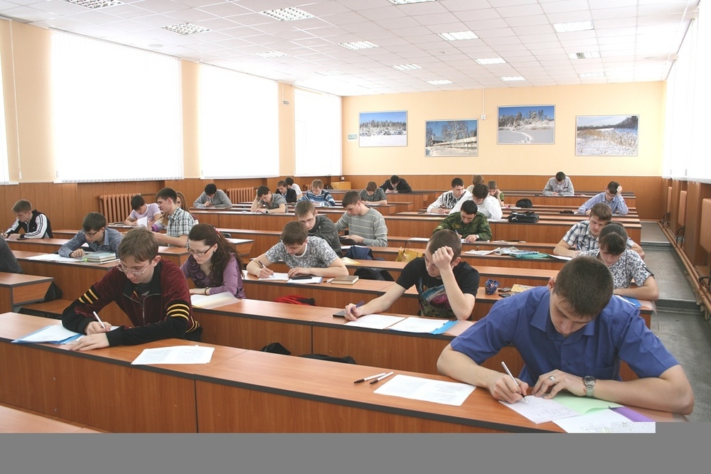 学生在参加期末考试.jpg
