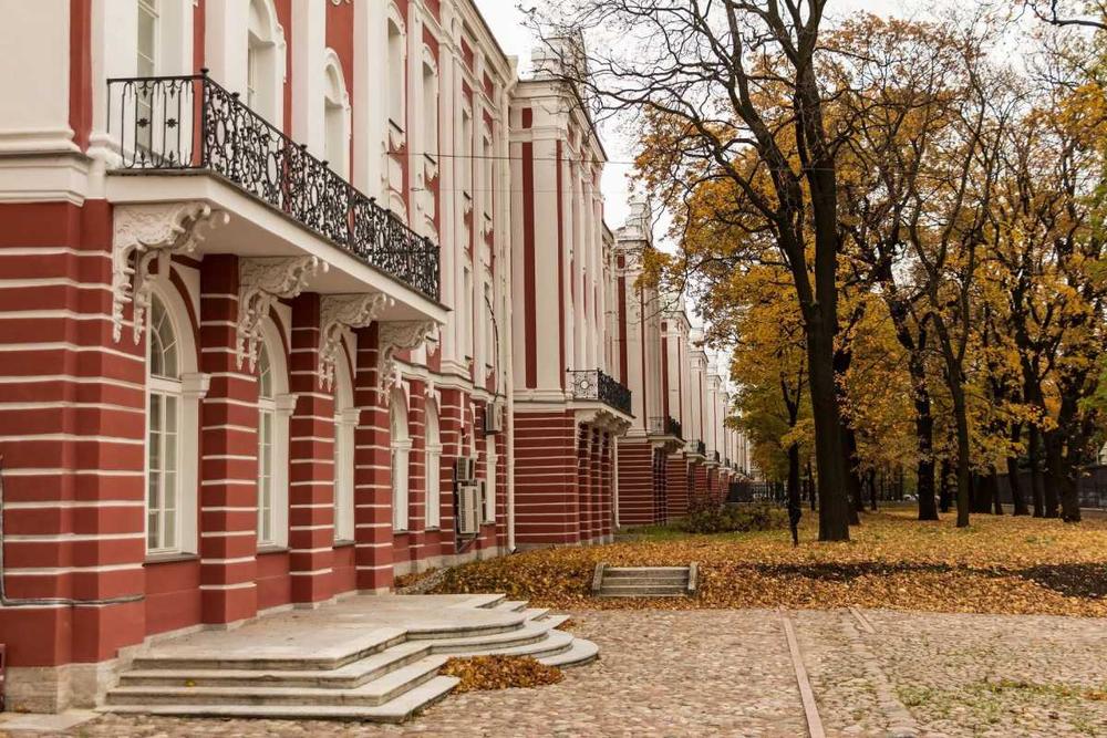 圣彼得堡国立大学主教学楼门前.jpg