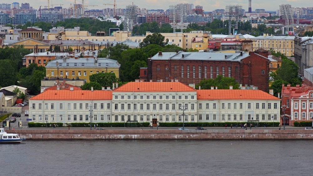 圣彼得堡国立大学主楼侧面的涅瓦河鸟瞰.jpg